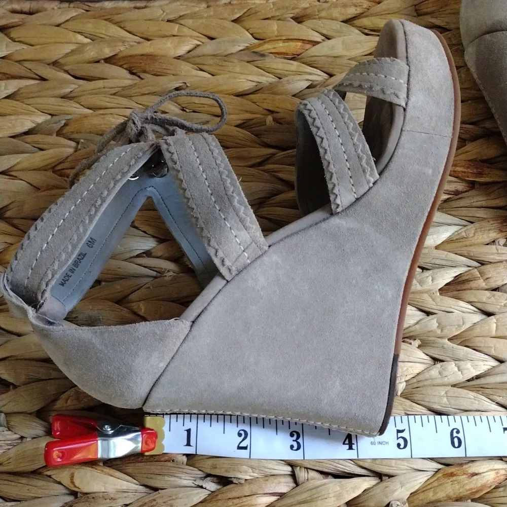 Juicy Couture suede taupe platform sandals 6